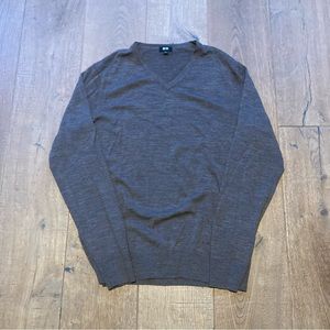 Uniqlo Light Weight V-Neck Sweater